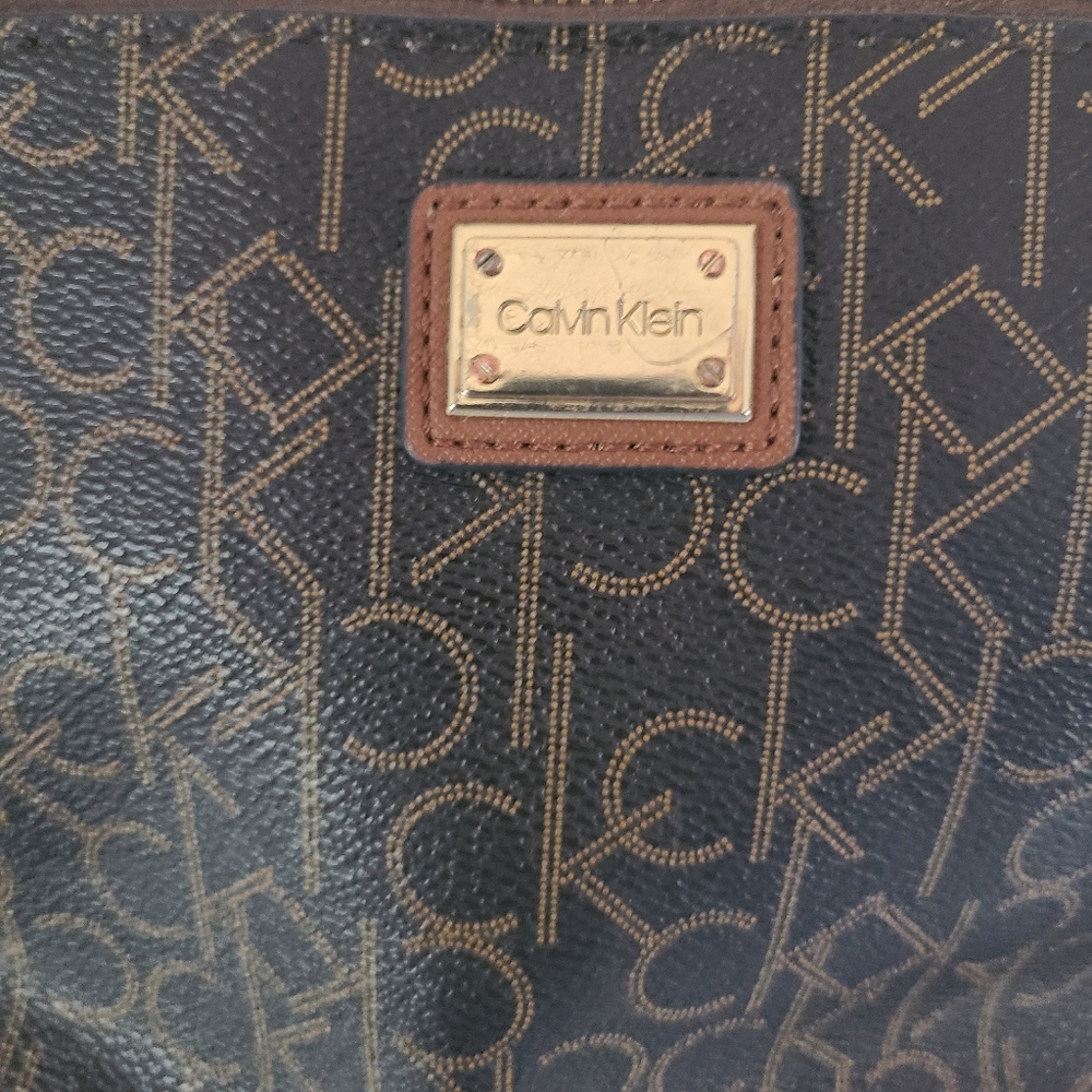 Calvin Klein Mercy Signature Top Zip Crossbody Bag - Picture 3 of 6